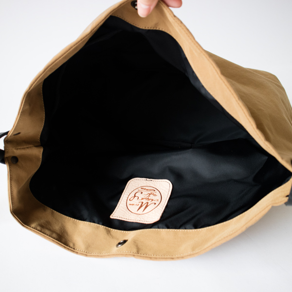 大きく口が開くので荷物を入れやすい(COYOTE)