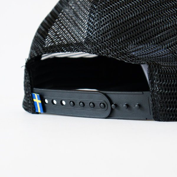 背面には調節可能なスナップがついています 背面には調節可能なスナップがついています