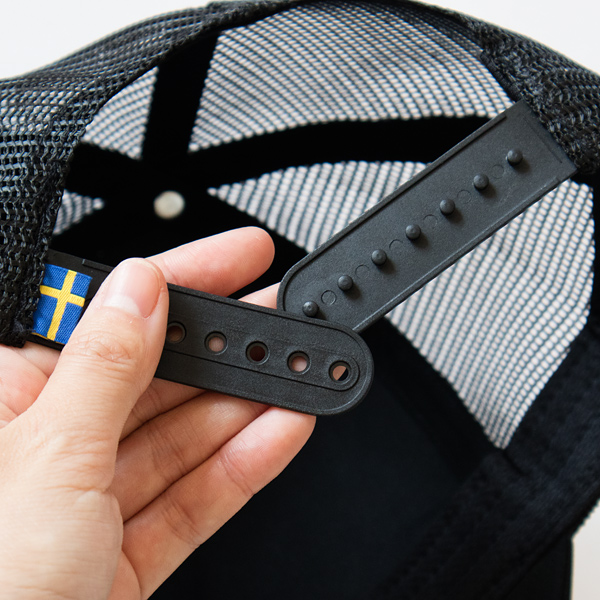 背面には調節可能なスナップがついています 背面には調節可能なスナップがついています