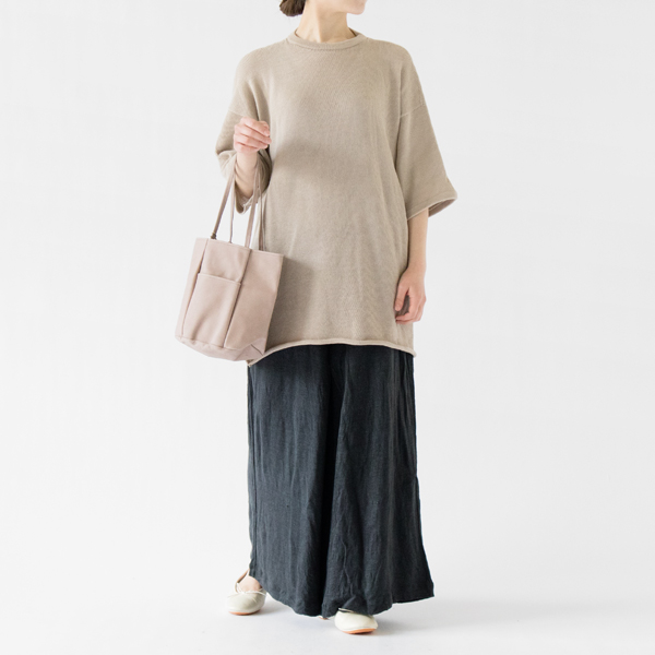 生地の柔らかさが相まって女性らしい雰囲気（モデル身長162cm）