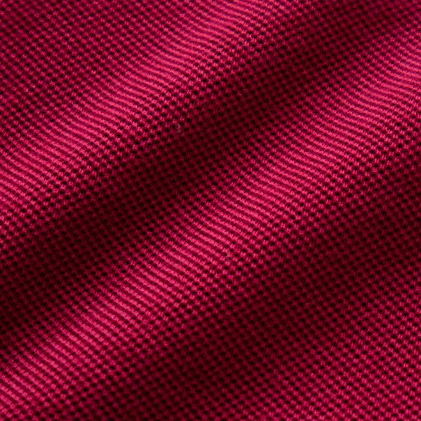 さらりとした肌触りで、湿気の気になる夏でも着やすい素材