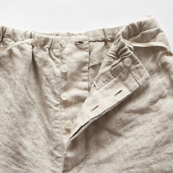 前開きはボタンで開閉する仕様(G.FLAX)