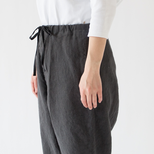 ウエストはゴムでリラックスした穿き心地(BLUEBERRY CHARCOAL)
