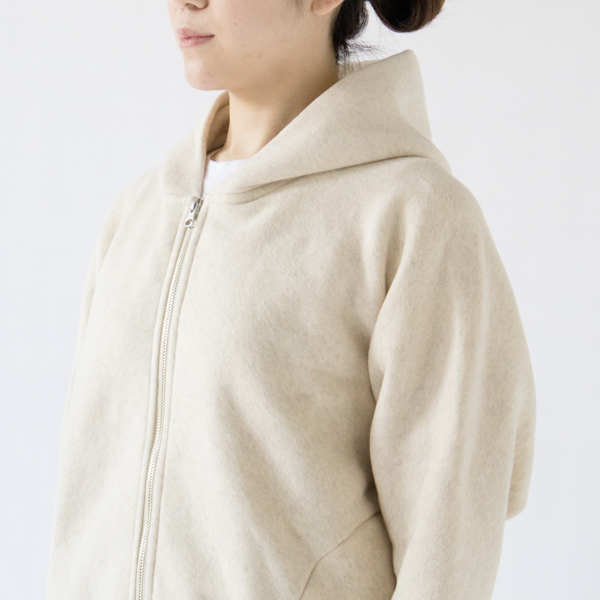 肩の接ぎと袖ぐりの接ぎが無い滑らかなデザイン(モデル身長162cm・OATMEAL)