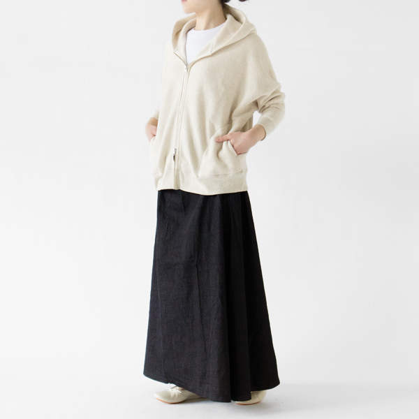 ロングスカートと合わせて大人カジュアルに(モデル身長：162cm、OATMEAL)