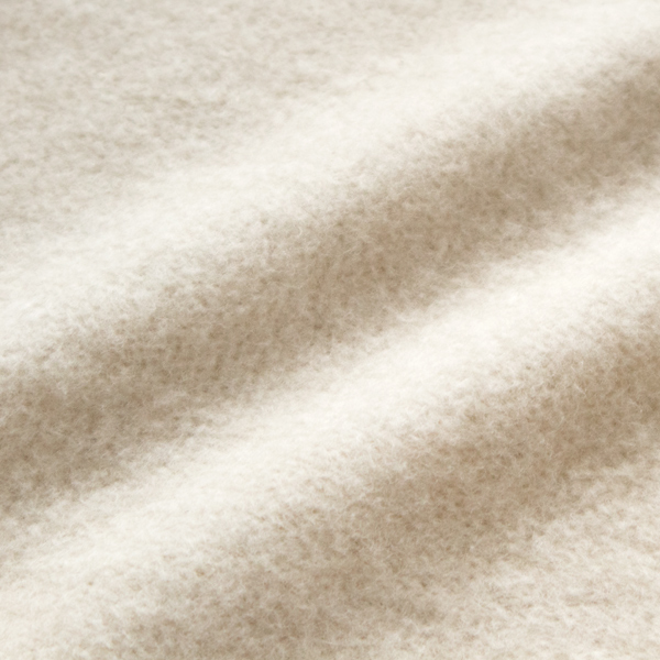 肌に伝わる部分はよりふんわりとした起毛仕上げに(OATMEAL、裏面)