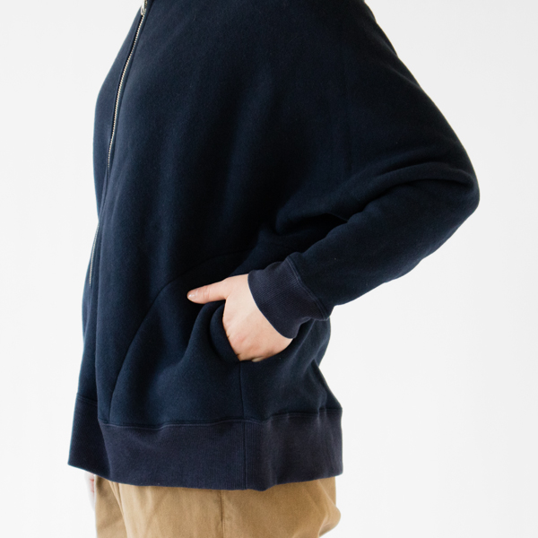 両脇にポケット有り(モデル身長162cm・NAVY)