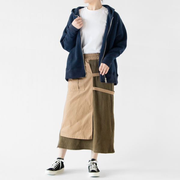 ミリタリースカートとも相性抜群(モデル身長：162cm、NAVY)