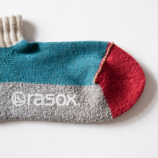 つま先の縫い合わせを表側にすることで、ごろつきを解消(ターコイズ×レッド) つま先の縫い合わせを表側にすることで、ごろつきを解消(ターコイズ×レッド)