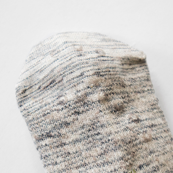 足裏に滑り止めをつけ、適度に滑りを抑制してくれます。また、靴下と靴のスレを無くすことで、摩耗による消耗を軽減する働きもあります。 足裏に滑り止めをつけ、適度に滑りを抑制してくれます。また、靴下と靴のスレを無くすことで、摩耗による消耗を軽減する働きもあります。