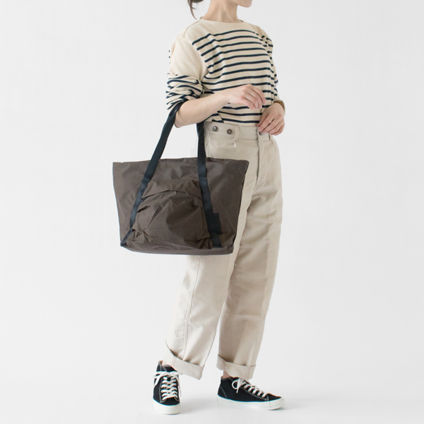 お買い物バッグとしても重宝します(モデル身長162cm・オリーブBR)