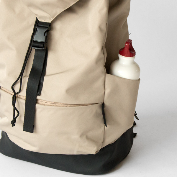 水筒や折り畳み傘に便利なサイドポケット(ライトカーキ) 水筒や折り畳み傘に便利なサイドポケット(ライトカーキ)