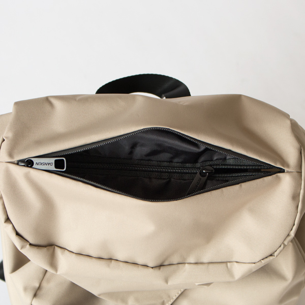 雨蓋裏のファスナーを開けて貫通させると本体にヨガマットを差し込むことも可能(ライトカーキ) 雨蓋裏のファスナーを開けて貫通させると本体にヨガマットを差し込むことも可能(ライトカーキ)