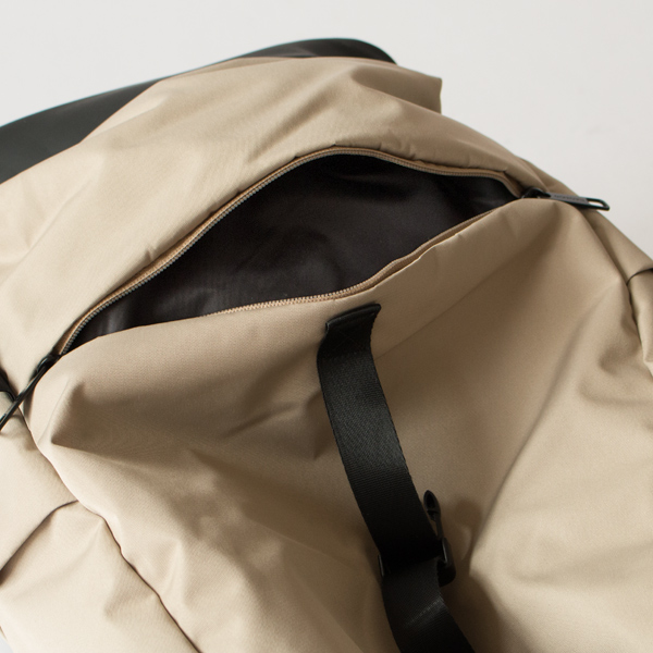 マチ付きのフロントポケット(ライトカーキ) マチ付きのフロントポケット(ライトカーキ)