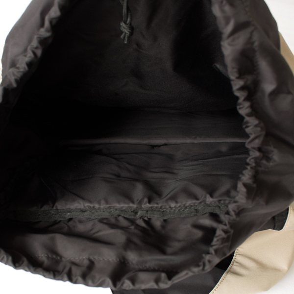 大きく開くのでどんどん荷物を詰めることができます(ライトカーキ) 大きく開くのでどんどん荷物を詰めることができます(ライトカーキ)