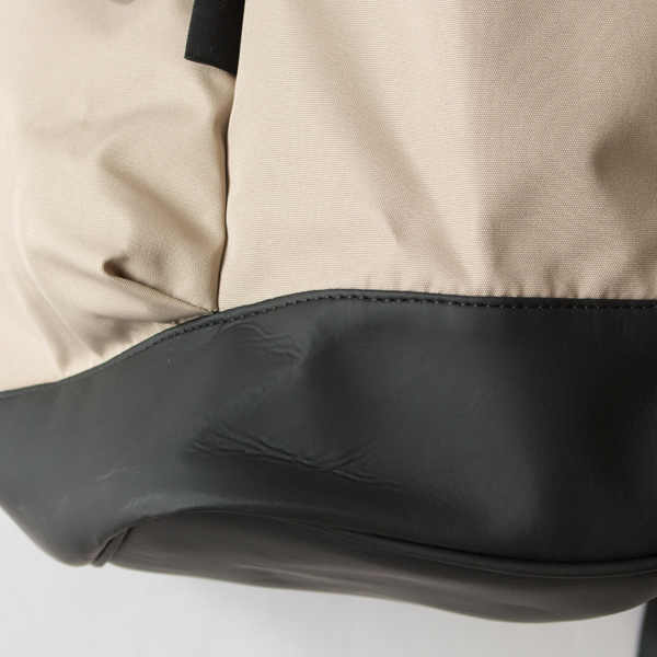 耐久性に優れたCORDURAファブリックを使用(ライトカーキ) 耐久性に優れたCORDURAファブリックを使用(ライトカーキ)