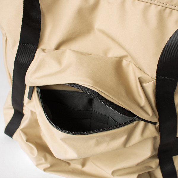 マチがあり、かさばる小物も収納可能(ライトBG)