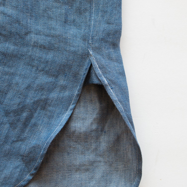 両脇はガゼット付きのスリット(BLUE) 両脇はガゼット付きのスリット(BLUE)