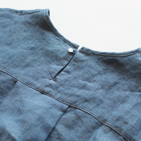 後ろ側はボタンで留める仕様(BLUE) 後ろ側はボタンで留める仕様(BLUE)