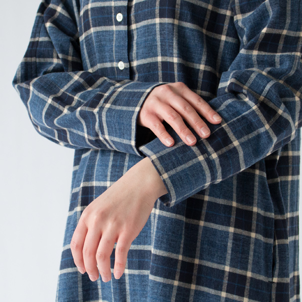 締め付け感のない袖口(NAVY)