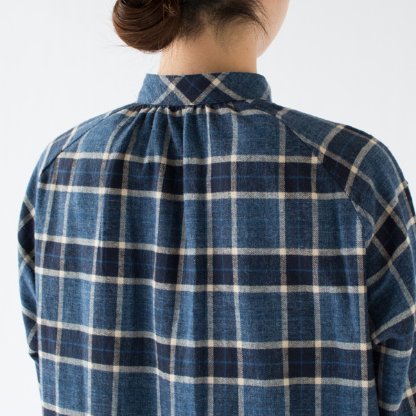 スプリットラグランスリーブと背中のギャザーで動きやすさを実現(NAVY)