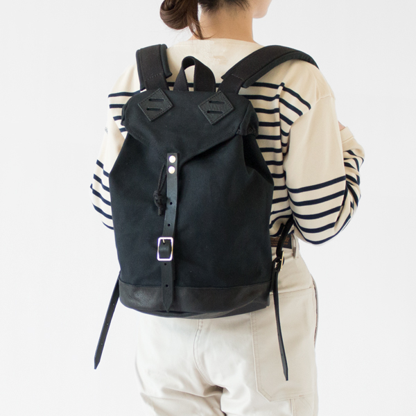 一泊の小旅行にもぴったりなバックパックです(モデル身長162cm) 一泊の小旅行にもぴったりなバックパックです(モデル身長162cm)