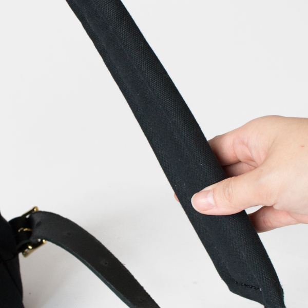 肩への負担を軽減するためにショルダーストラップにウールフェルトが内蔵されています 肩への負担を軽減するためにショルダーストラップにウールフェルトが内蔵されています