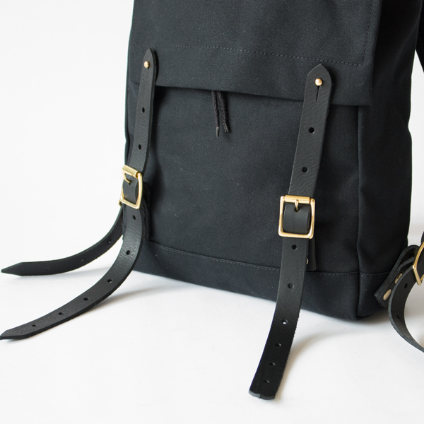 トラディショナルな印象の2本ベルトと、無骨な素材感 トラディショナルな印象の2本ベルトと、無骨な素材感