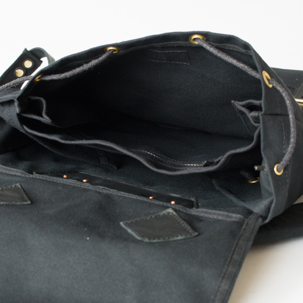 メインの収納部分には、展開式の仕切り付き メインの収納部分には、展開式の仕切り付き