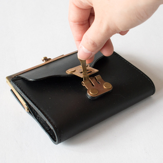 レバーを上げて中を開けます(NERO) レバーを上げて中を開けます(NERO)