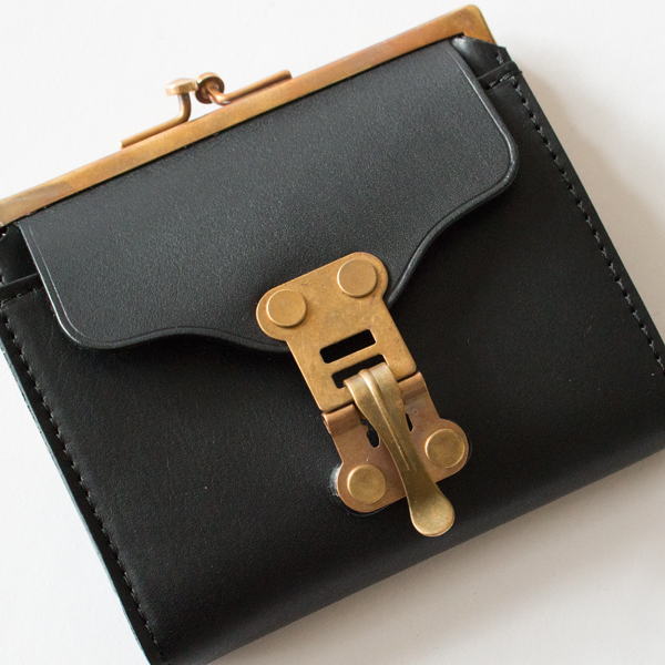 イタリアン・バケッタレザーと真鍮を使用(NERO) イタリアン・バケッタレザーと真鍮を使用(NERO)