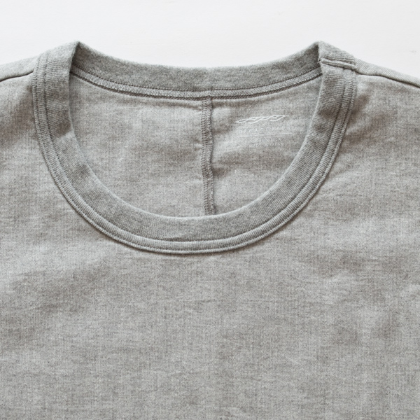 広めのネックライン(GRAY)
