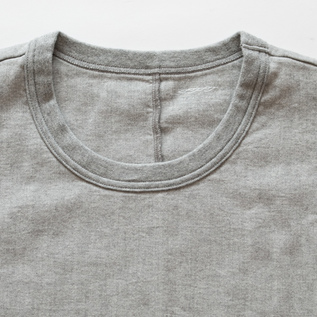 広めのネックライン(GRAY) 広めのネックライン(GRAY)