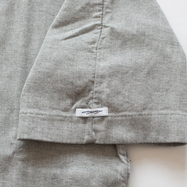 袖のタグはさりげないワンポイント(GRAY)