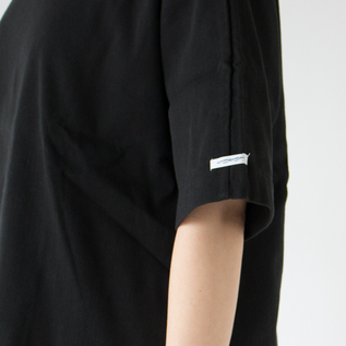 後ろ中心と袖を切り替えにしたことで、一般的なTシャツとは少し違ったデザインに(BLACK) 後ろ中心と袖を切り替えにしたことで、一般的なTシャツとは少し違ったデザインに(BLACK)