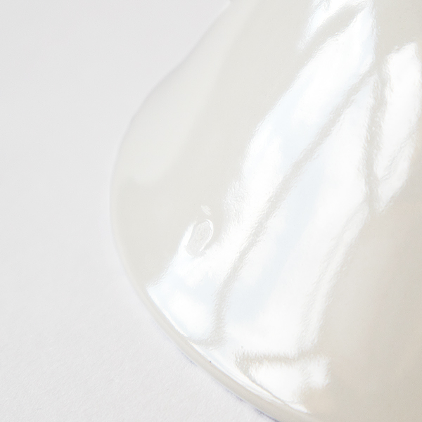 特性上、裏面の3か所には釉薬が乗っていないもしくは小さなポッチがあります。