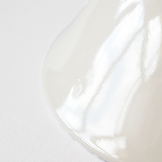 特性上、裏面の3か所には釉薬が乗っていないもしくは小さなポッチがあります。