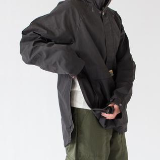 G1000アノラック DarkGrey／FJALLRAVEN(フェールラーベン)｜愛着を持っ