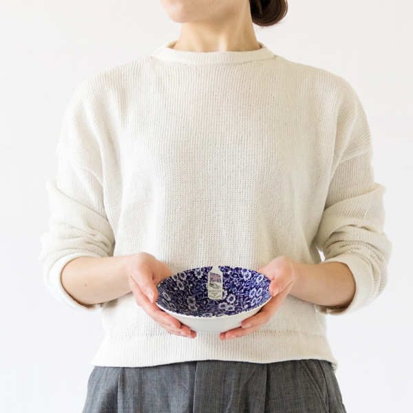 両手で包み込めるサイズ感です(ブルーキャリコ)