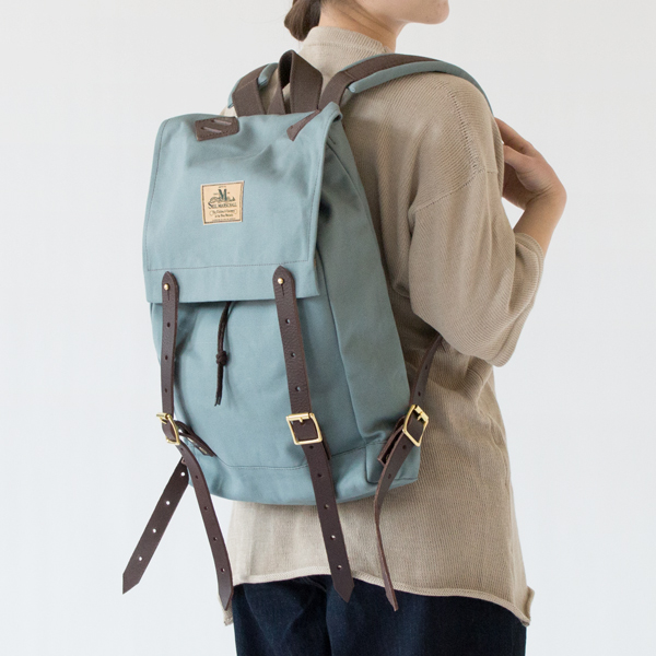 A4サイズの書類が余裕を持って入るサイズ感(モデル身長162cm・95CA) A4サイズの書類が余裕を持って入るサイズ感(モデル身長162cm・95CA)