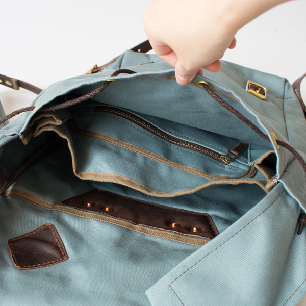 メインの収納部分には、展開式の仕切り付き・95CA メインの収納部分には、展開式の仕切り付き・95CA