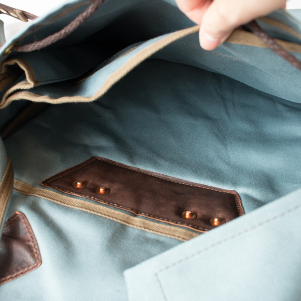 メインの収納部分には、展開式の仕切り付き・95CA メインの収納部分には、展開式の仕切り付き・95CA