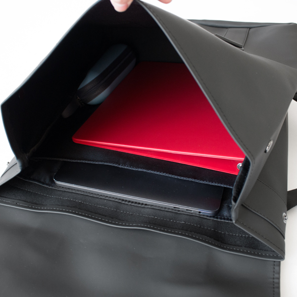パソコンやノートのような角ばった荷物の収納がしやすい