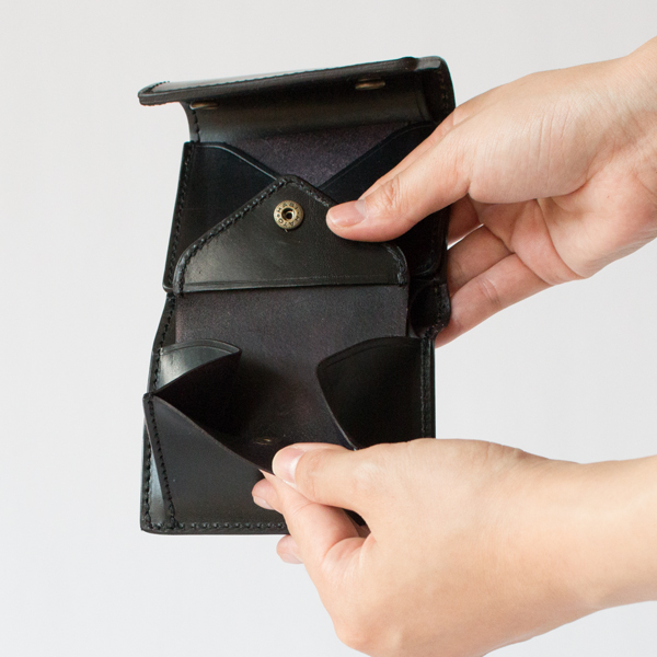 大きく開くコインポケットは硬貨が探しやすい(BLACK)