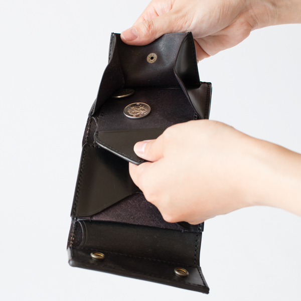 大きく開くコインポケットは硬貨が探しやすい(BLACK)