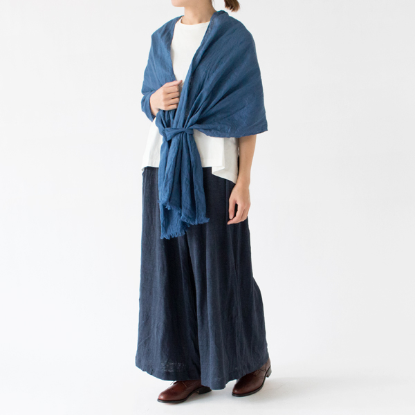 休日のお出かけに、リラックスした着用感を(モデル身長162cm・NAVY)