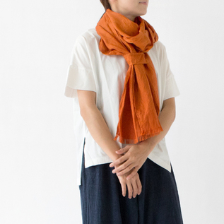 首元の冷えや日焼けもしっかりカバー(モデル身長162cm・ORANGE) 首元の冷えや日焼けもしっかりカバー(モデル身長162cm・ORANGE)