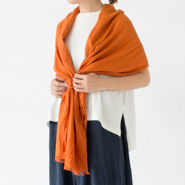 旅行先でもサッと羽織れる軽やかさ(モデル身長162cm・ORANGE)