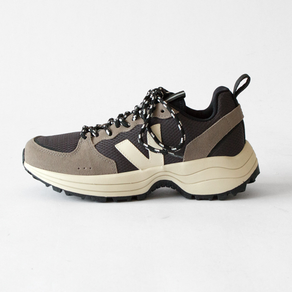 しなやかに足にフィットする形 しなやかに足にフィットする形