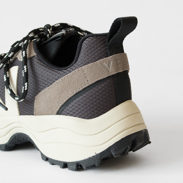 パネルは足にフィットするよう、伸縮性を持たせて編まれたニット パネルは足にフィットするよう、伸縮性を持たせて編まれたニット